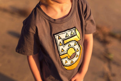 Number Six Kids' T-Shirt - Juniper Red Font Not Found, Font: Juniper Red, Kid's Clothes, T-Shirt: Numbers, T-Shirts 44ideas.co.uk